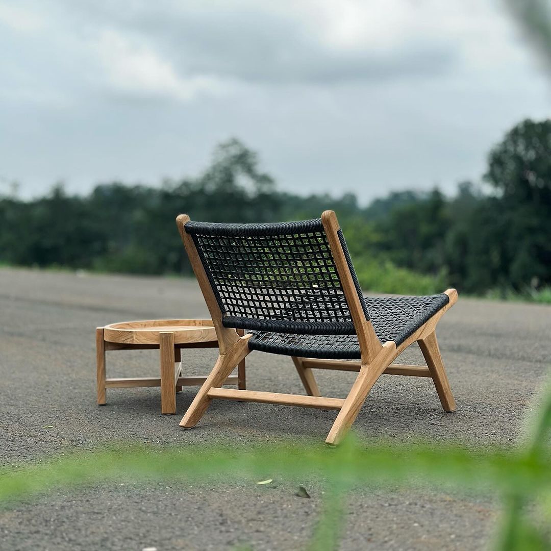 teak outdoor lounge chair